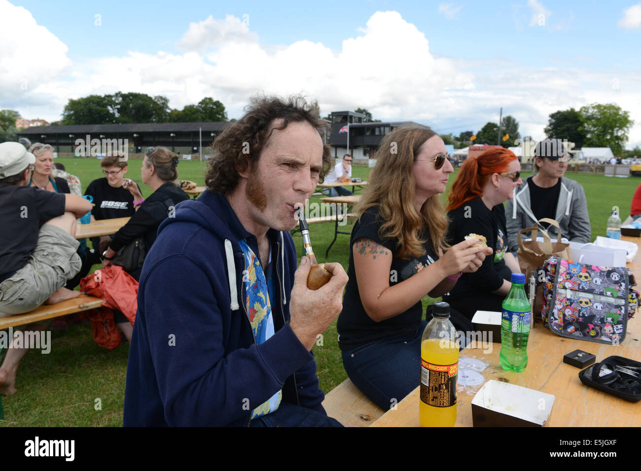 Gli appassionati di vaping si sono scopati sul suo e-pipe all'annuale Vapour Festival 2014. Vaping vape credito elettronico e sigaretta: David Bagnall Foto Stock