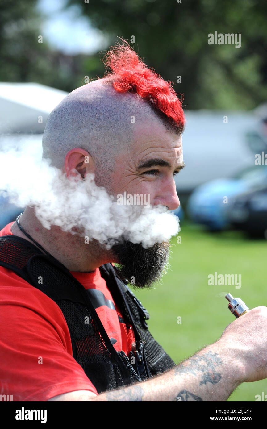 Vaping in Style Joe Fury al 2nd° Vapour Festival Credit: David Bagnall Foto Stock
