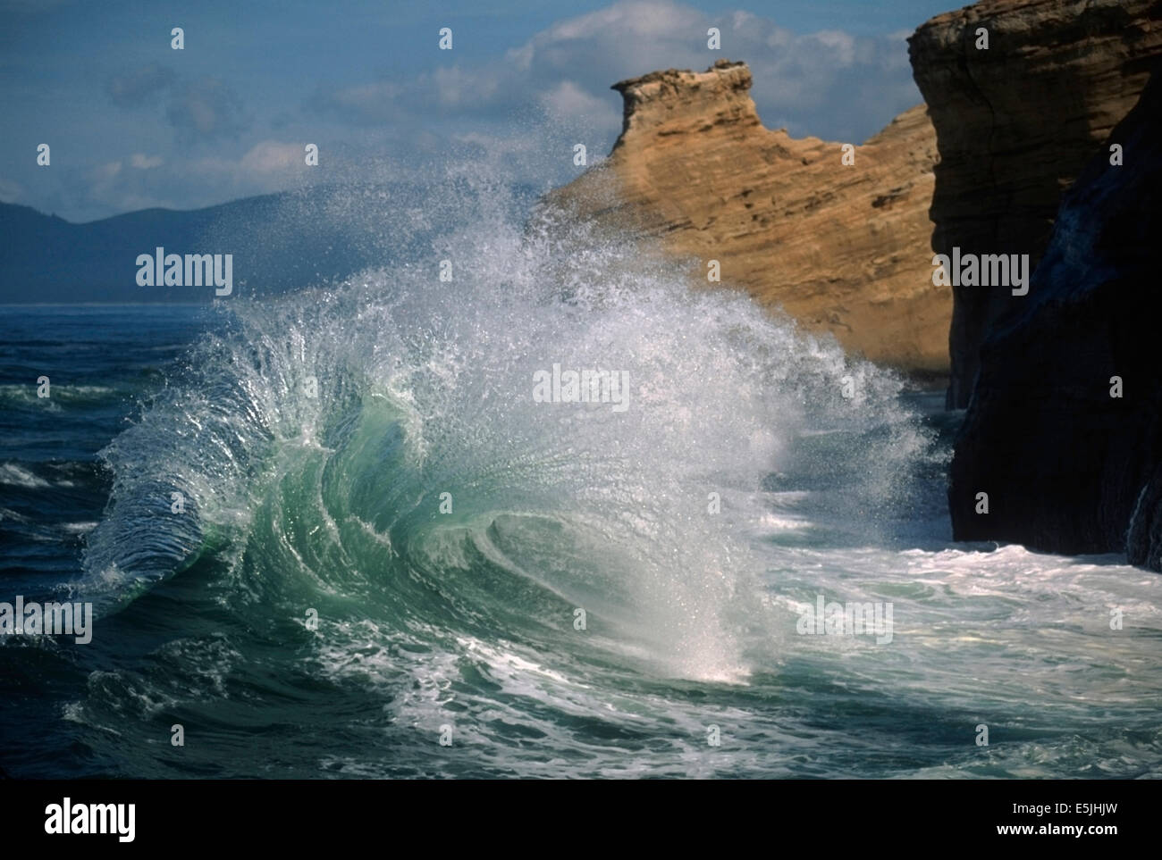 Oceano Pacifico le onde a Cape Kiwanda pound Northern Oregon Coast. Cape Kiwanda Stato Area naturale è su tre promontori Sceni Foto Stock