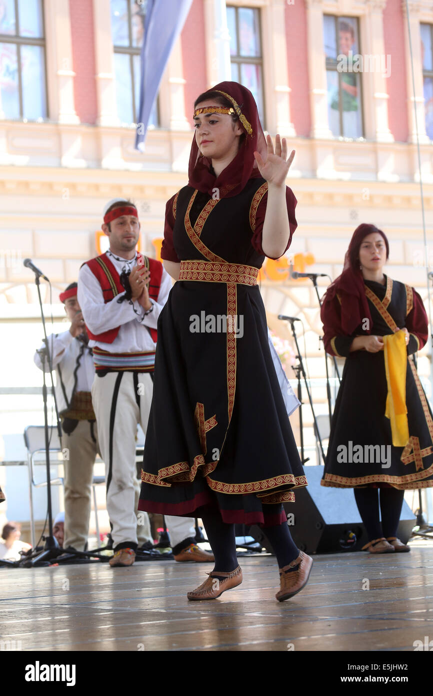 I membri del gruppo folk cultura albanese la società dal Cegrane, Macedonia durante la XLVIII Festival Internazionale del Folklore in Zagreb Foto Stock