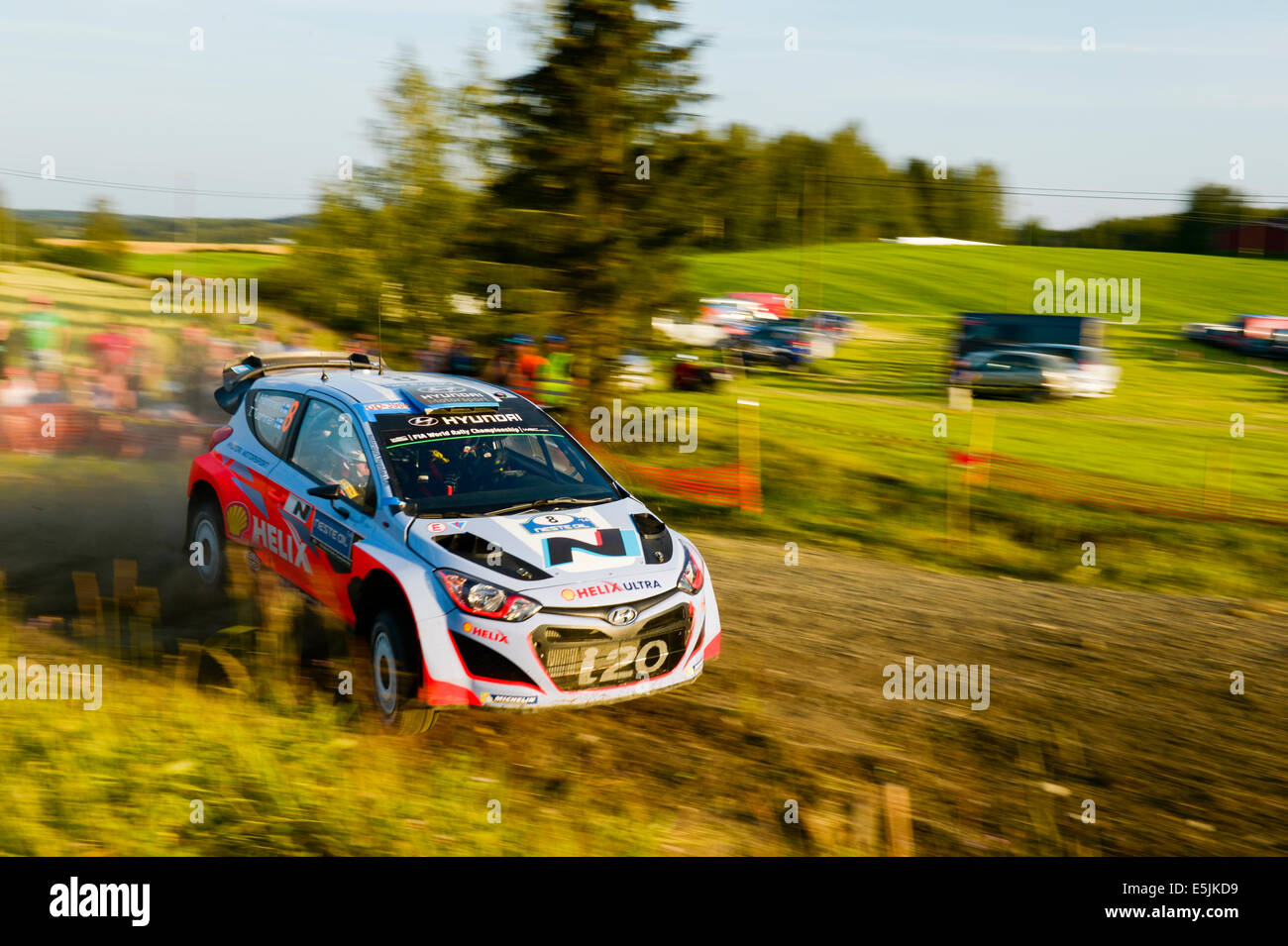 Jyväskylä, Finlandia. 2 agosto, 2014. Juho Hanninen (FIN) con il suo co-pilota Tomi Tuominen (FIN) nella loro Hyundai i20 WRC in SS23 Leustu sabato 2 agosto 2014. Jyväskylä, Finlandia Credito: Markku Heikkilä/Alamy Live News Foto Stock
