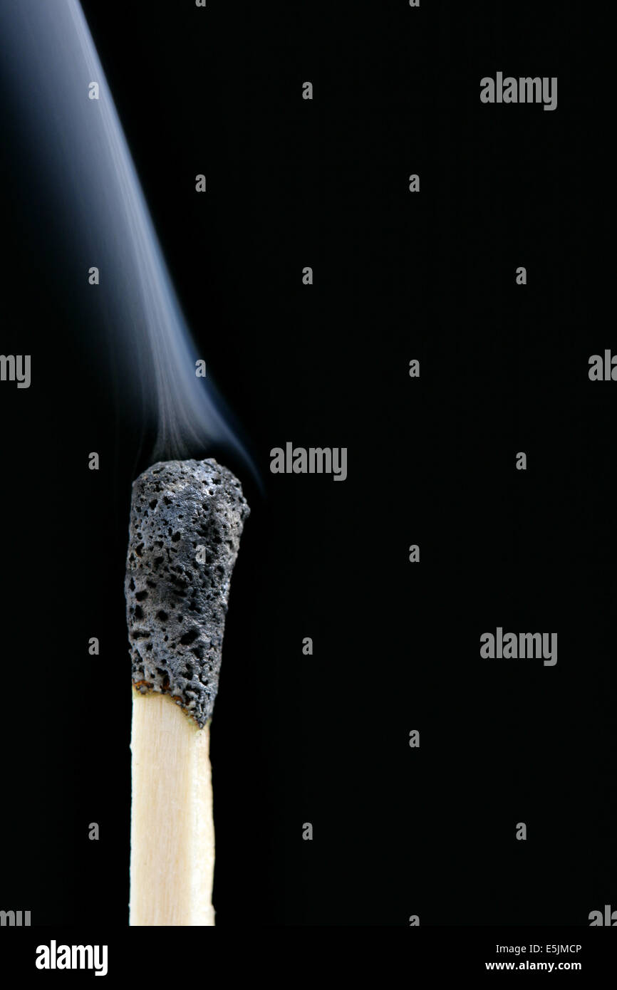 Bruciata match close-up su sfondo nero Foto Stock