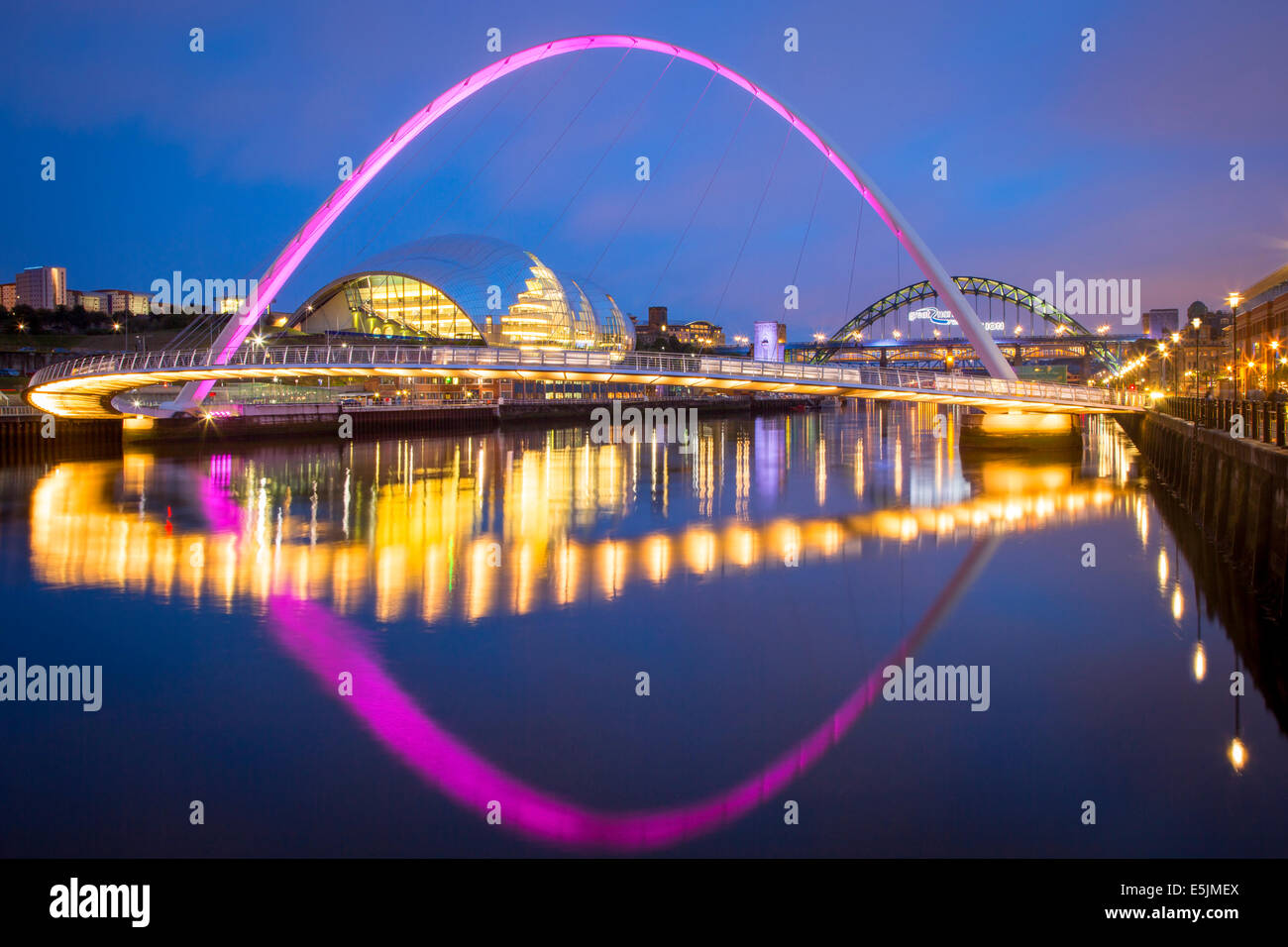 Il Gateshead Millennium Bridge e la salvia riflessa nel fiume Tyne, Newcastle-upon-Tyne, Tyne and Wear, Inghilterra Foto Stock