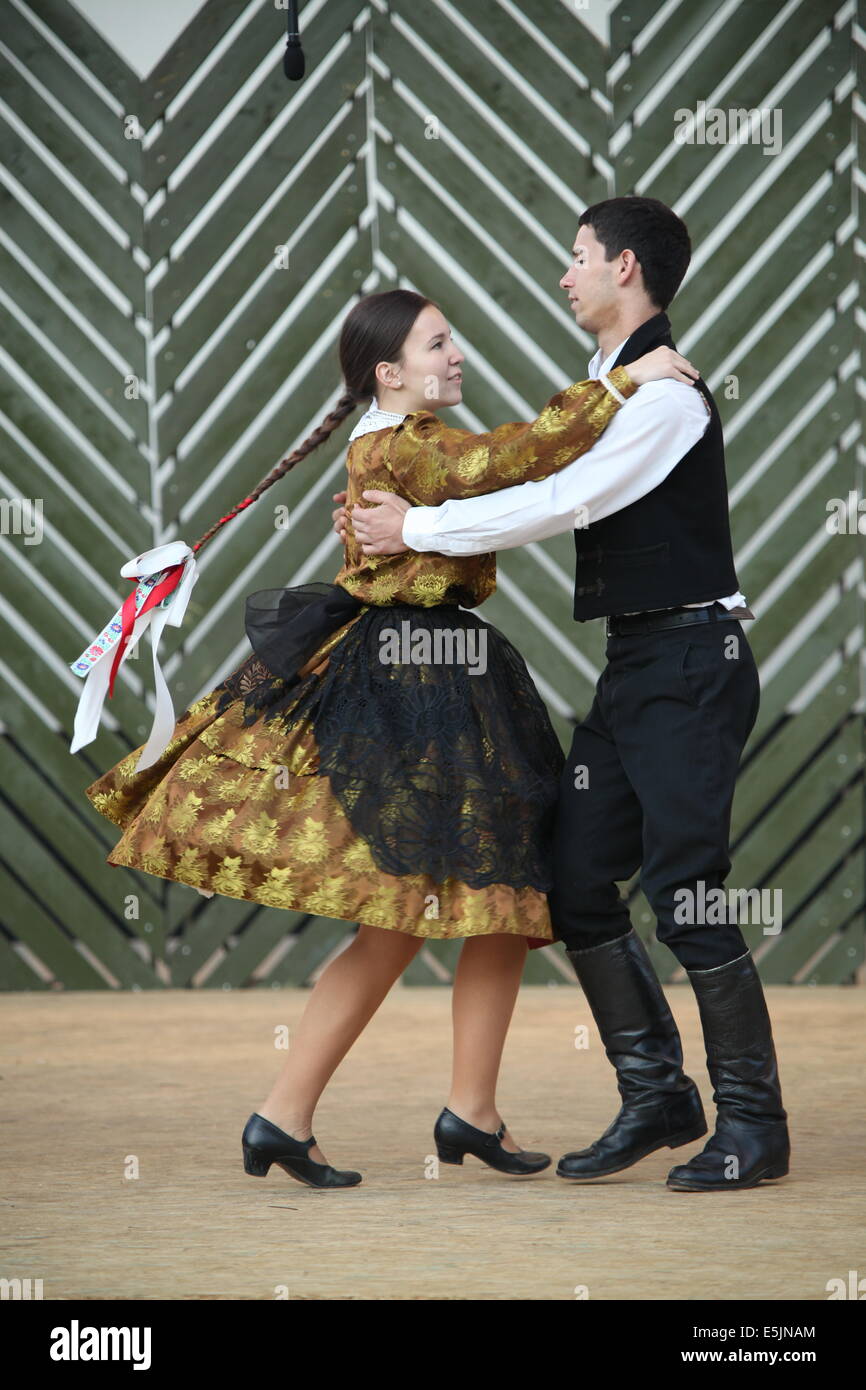 Un giovane dal folklore ensemble Rozmaring - Neptancegyuttes dancing a Cassovia festival internazionale del folklore. Foto Stock