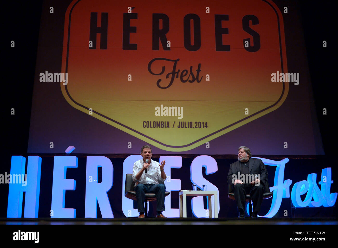 Medellin, Colombia. 2 agosto, 2014. Immagine fornita dalla Colombia assumerà la Presidenza mostra il presidente colombiano Juan Manuel Santos (L) e Steve Wozniak, co-fondatore di Apple Inc., partecipando nel 2014 eroi Fest nella città di Medellin, Colombia, il 2 agosto 2014. © Andres Piscov/Colombia la Presidenza/Xinhua/Alamy Live News Foto Stock