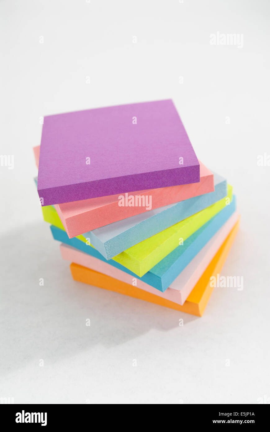Pila di multi-colore Post-it taccuini su uno sfondo bianco. Foto Stock