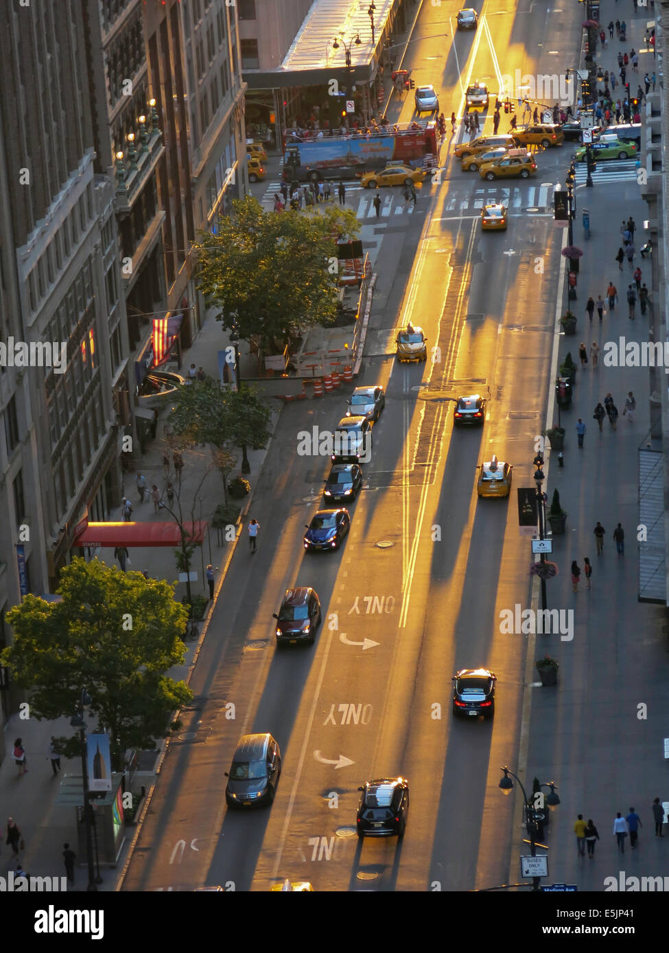 Scena di strada, 34th street al crepuscolo, NYC,USA Foto Stock