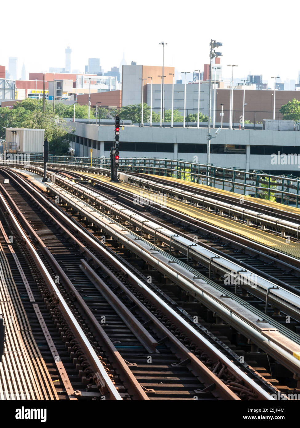 Le vie da #4 Piattaforma della metropolitana, treno e tracce allo Yankee Stadium, il Bronx, New York Foto Stock