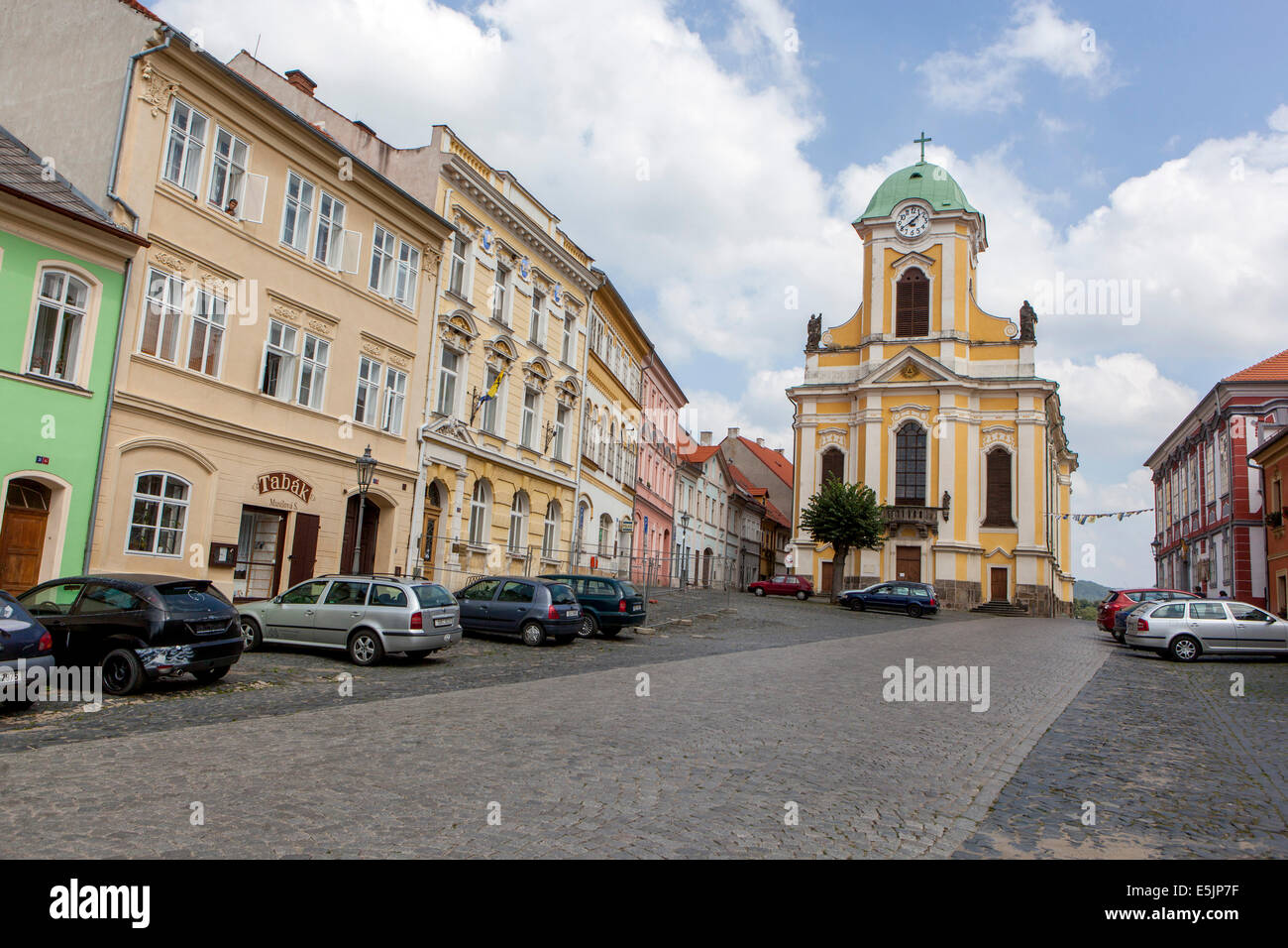 San Pietro e Paolo Chiesa - Mirove Square, Città Ustek - il più piccolo conservazione urbana nella Repubblica Ceca Boemia settentrionale Foto Stock