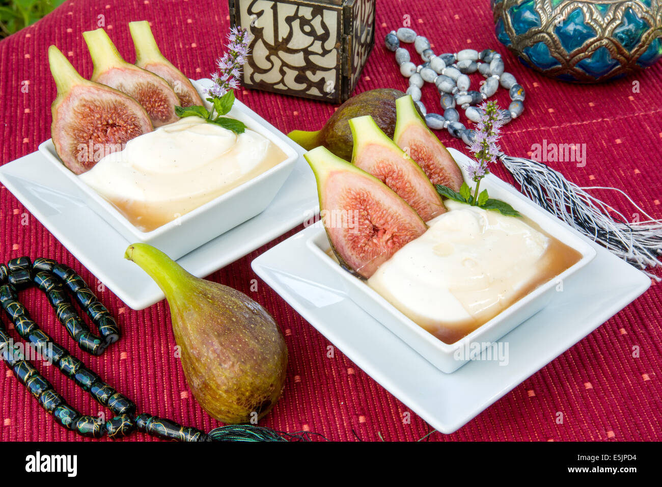 Figg, miele, yogurt o il mascarpone con la vaniglia è un incredibile dessert Foto Stock