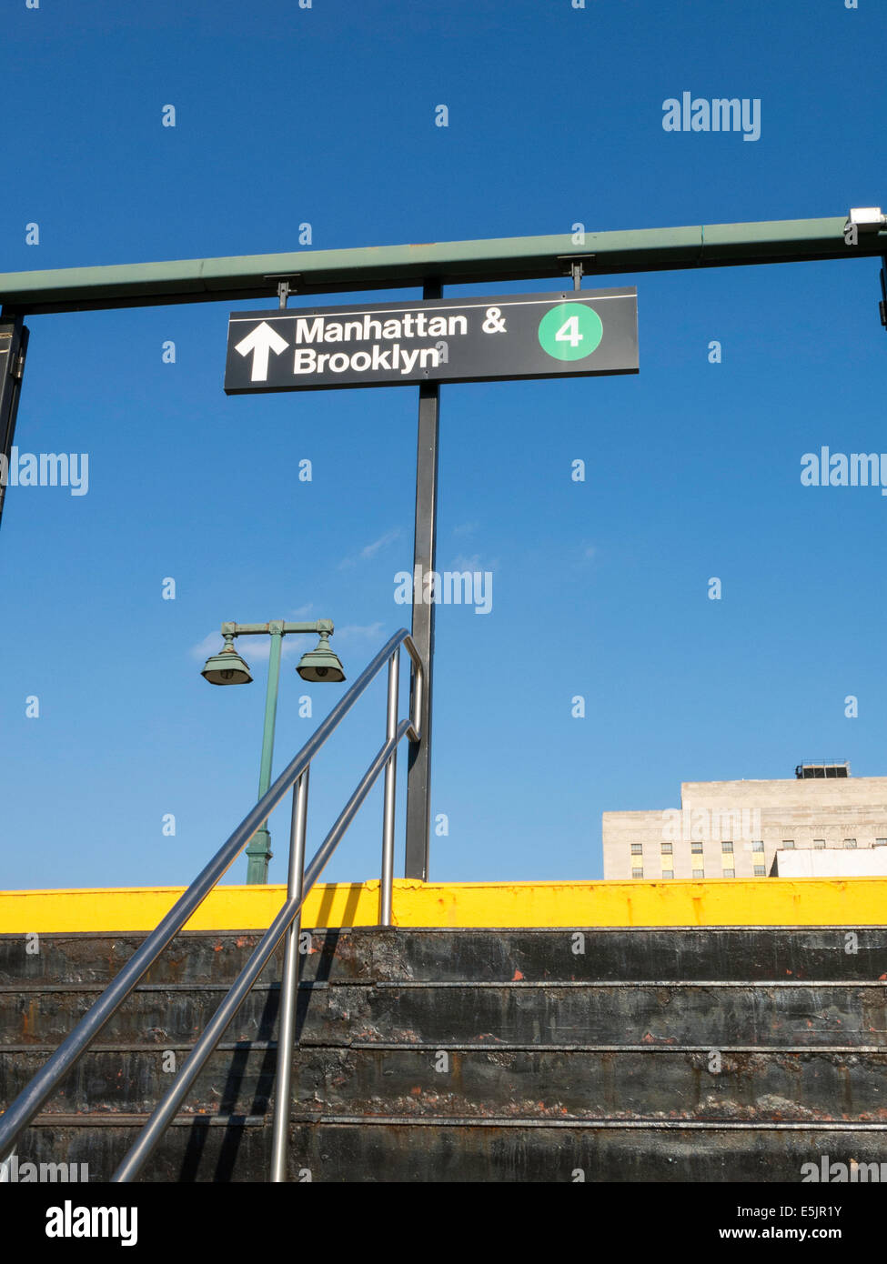 4 TRENO, fermata della metropolitana di segnaletica, il Bronx, New York Foto Stock