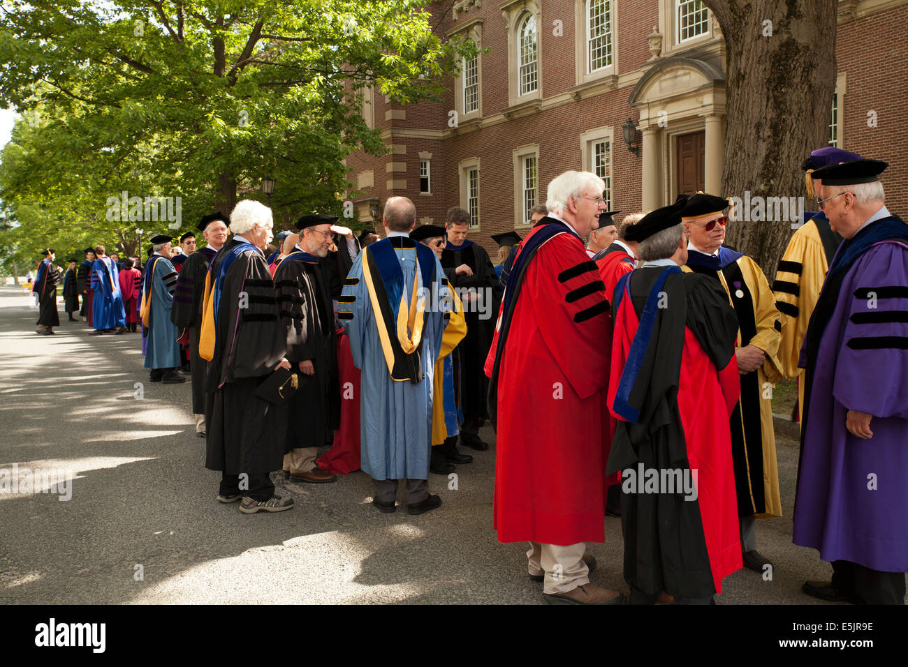 Facoltà line up per la sfilata nella cerimonia di laurea al Williams College a Williamstown, MA. Foto Stock