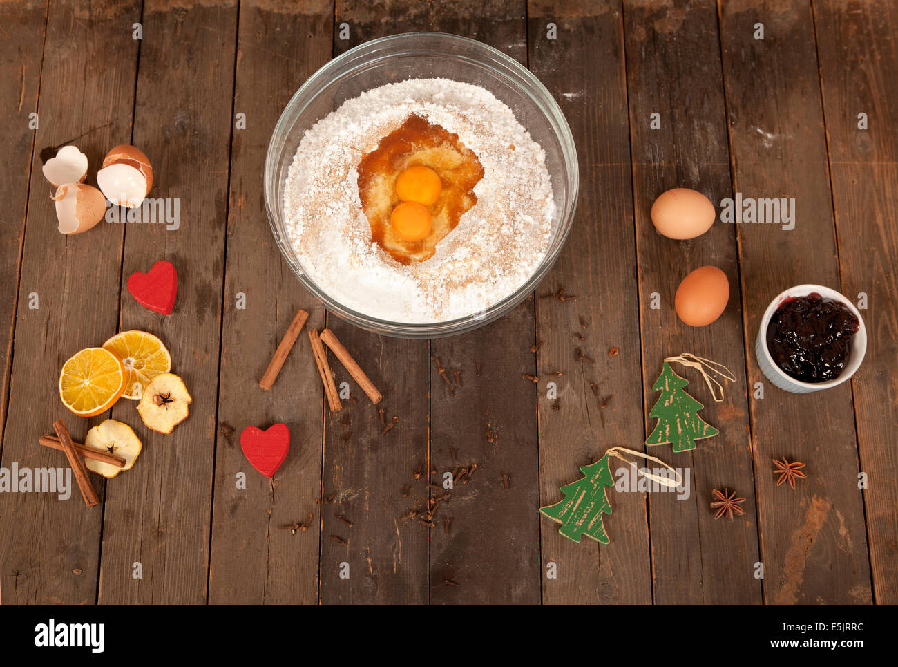 Disteso su un vecchio tavolo beni cotti al forno per la cottura di Natale Foto Stock