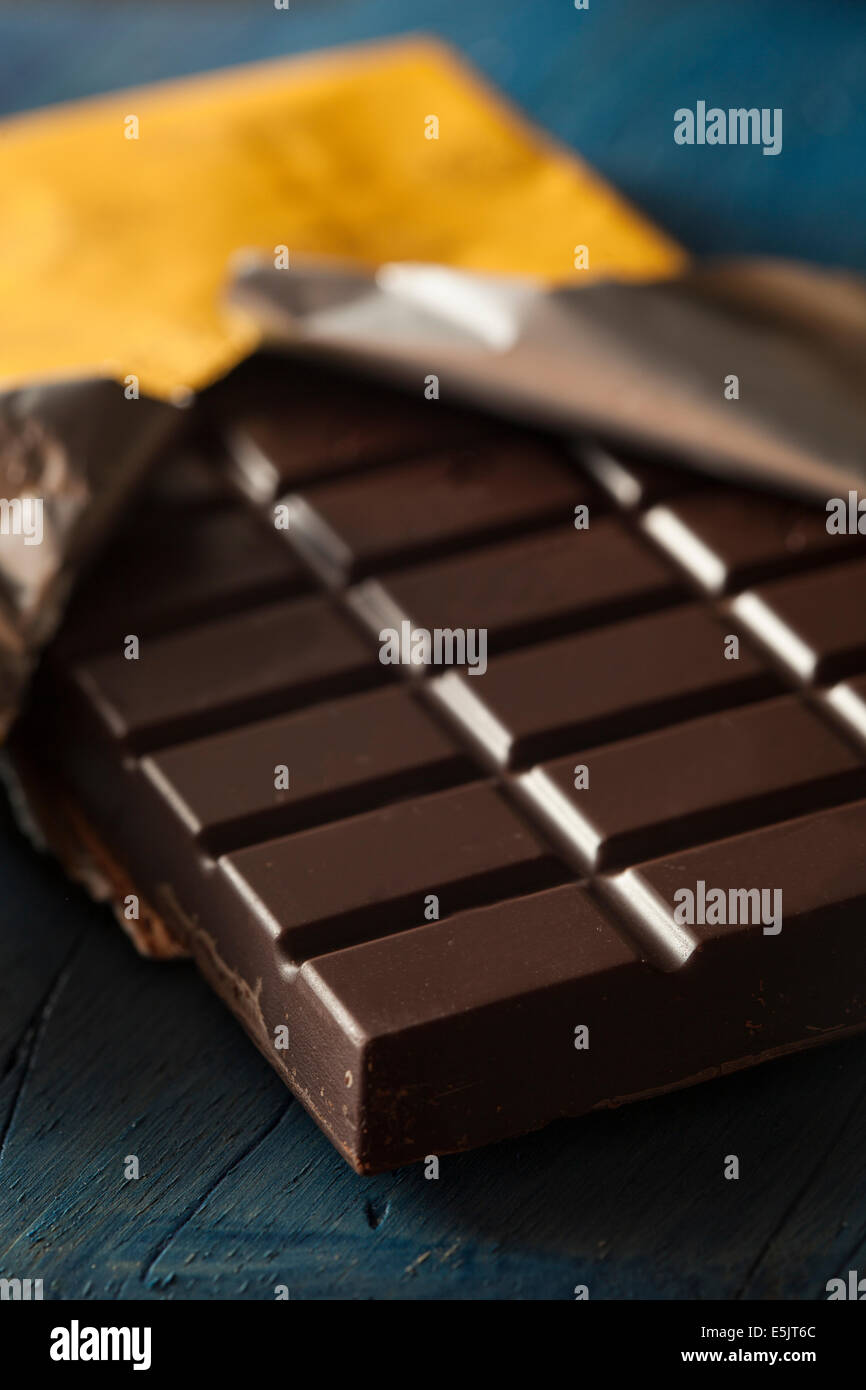 Organic Dark Chocolate candy bar in un involucro Foto Stock Organic Dark Chocolate candy bar in un involucro Foto Stock