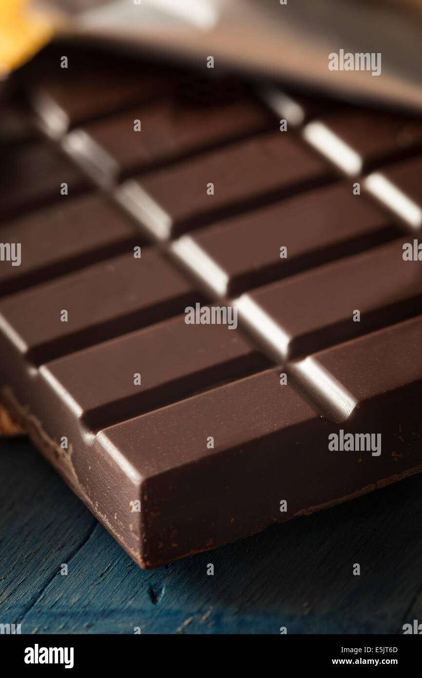 Organic Dark Chocolate candy bar in un involucro Foto Stock Organic Dark Chocolate candy bar in un involucro Foto Stock
