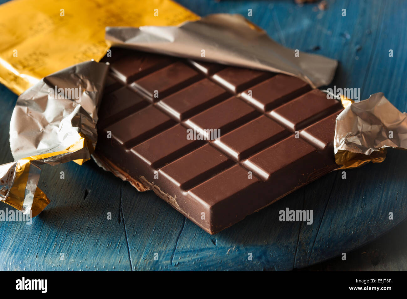 Organic Dark Chocolate candy bar in un involucro Foto Stock Organic Dark Chocolate candy bar in un involucro Foto Stock