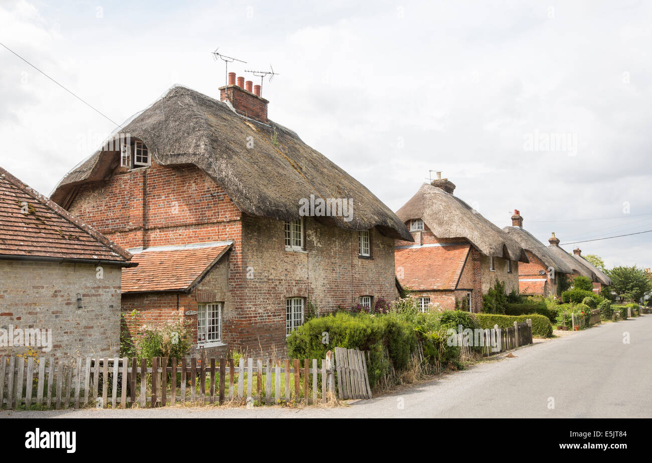 In mattoni tradizionali cottage con il tetto di paglia in Oriente Stratton, un piccolo paese di campagna vicino a Winchester, Hampshire, Regno Unito Foto Stock