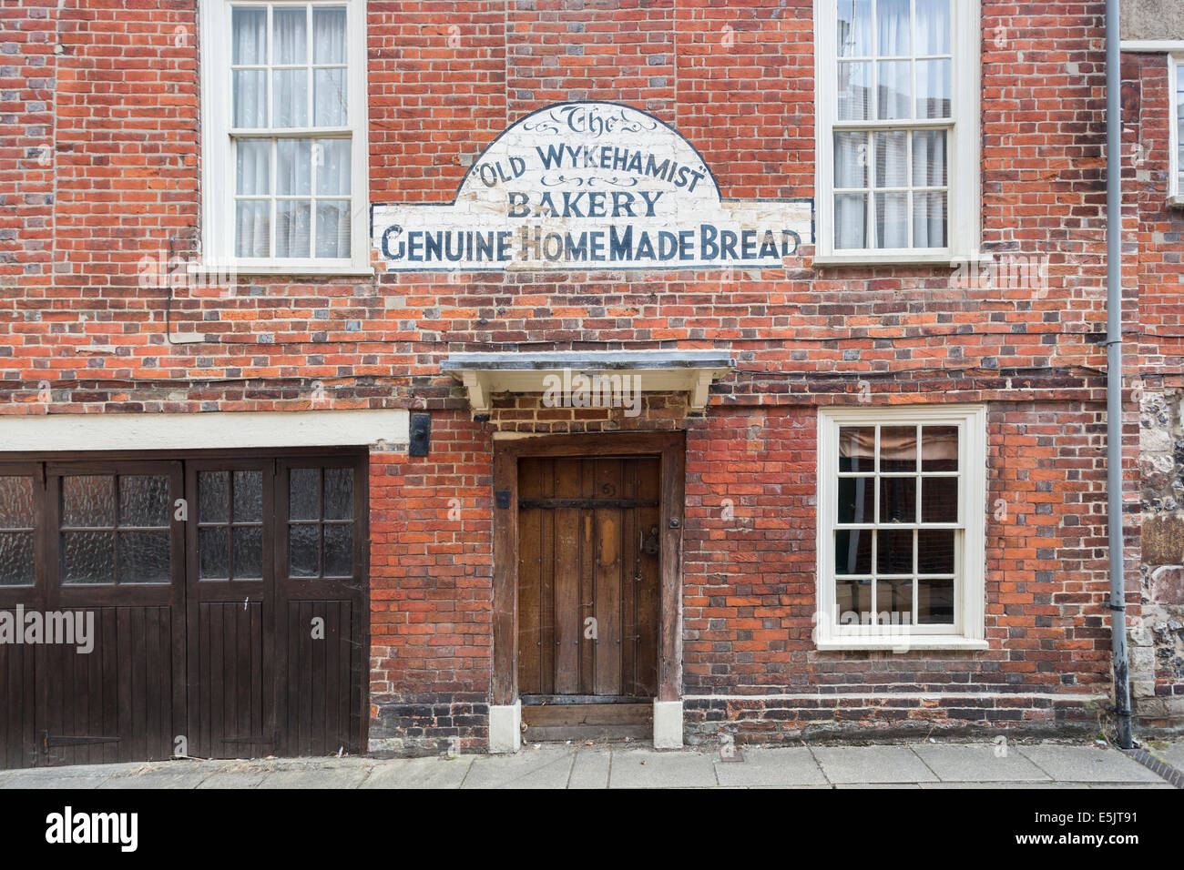 Canon Street, Winchester, cottage con segno 'Vecchio Wykehamist' panificio, autentico pane fatto in casa al di sopra della Rovere porta in legno Foto Stock