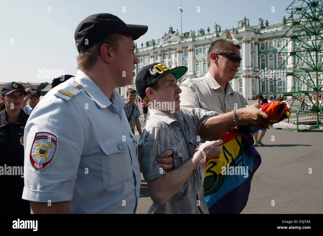 San Pietroburgo, Russia. 2 agosto, 2014. LGBT attivista gay KIRILL KALUGIN è arrestato dalla polizia nel corso di un one-man protesta in piazza del palazzo. Credito: Denis Tarasov/ZUMA filo/ZUMAPRESS.com/Alamy Live News Foto Stock