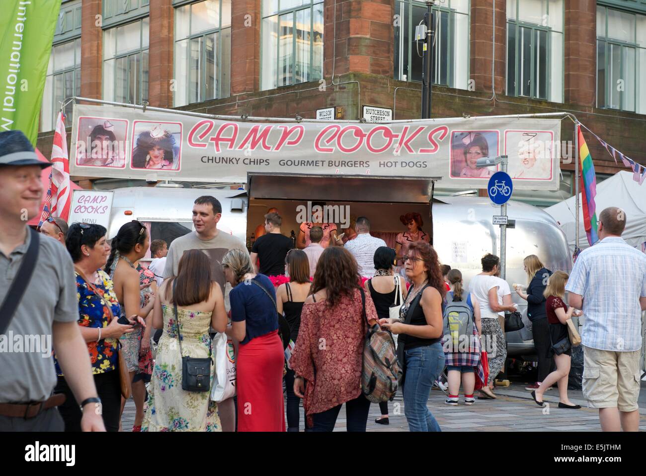 Camp di stallo cuochi presso il Merchant City Festival, Glasgow, 2014 Foto Stock
