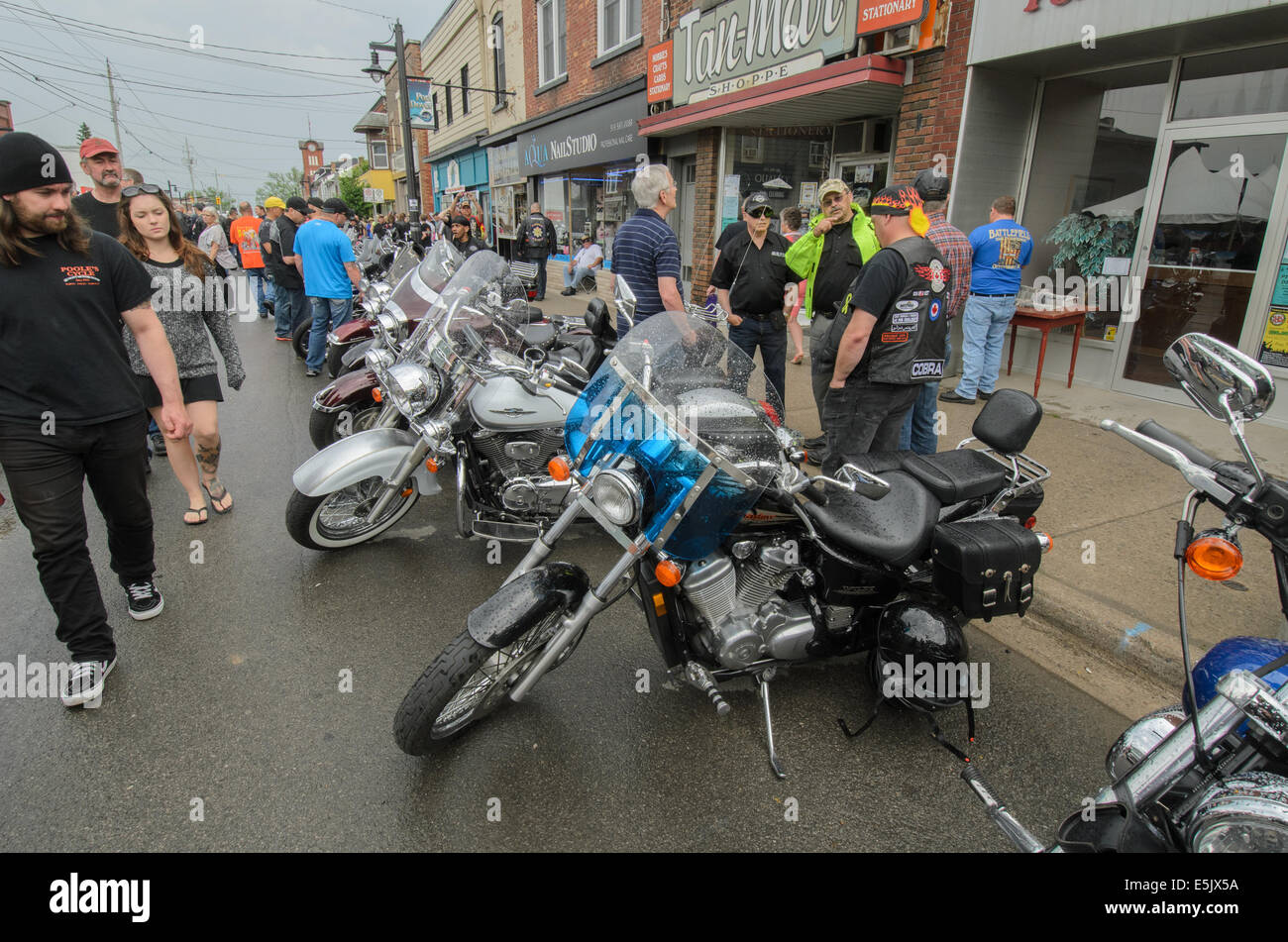 Cultura Motorcylce è 'king' su Main Street, nella città di Porto di Dover, Ontario, Canada, durante il 'venerdì il tredicesimo' moto raduno. Foto Stock