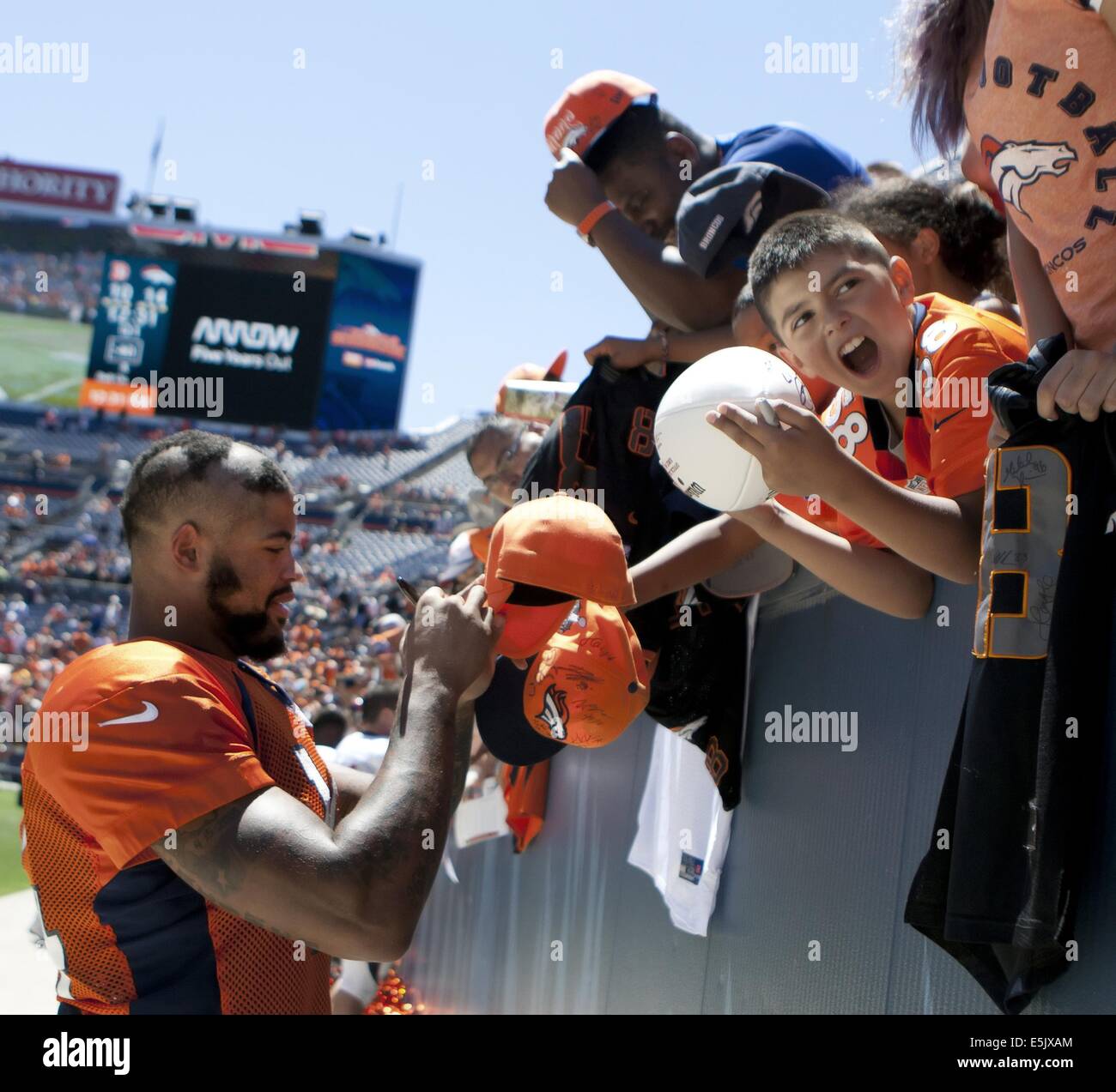 Denver, Colorado, Stati Uniti d'America. 2 agosto, 2014. Broncos WR CODY LATIMER firma autografi per i Broncos fan dopo il Scrimmage presso autorità sportive Field at Mile High sabato mattina. Credito: Hector Acevedo/ZUMA filo/Alamy Live News Foto Stock