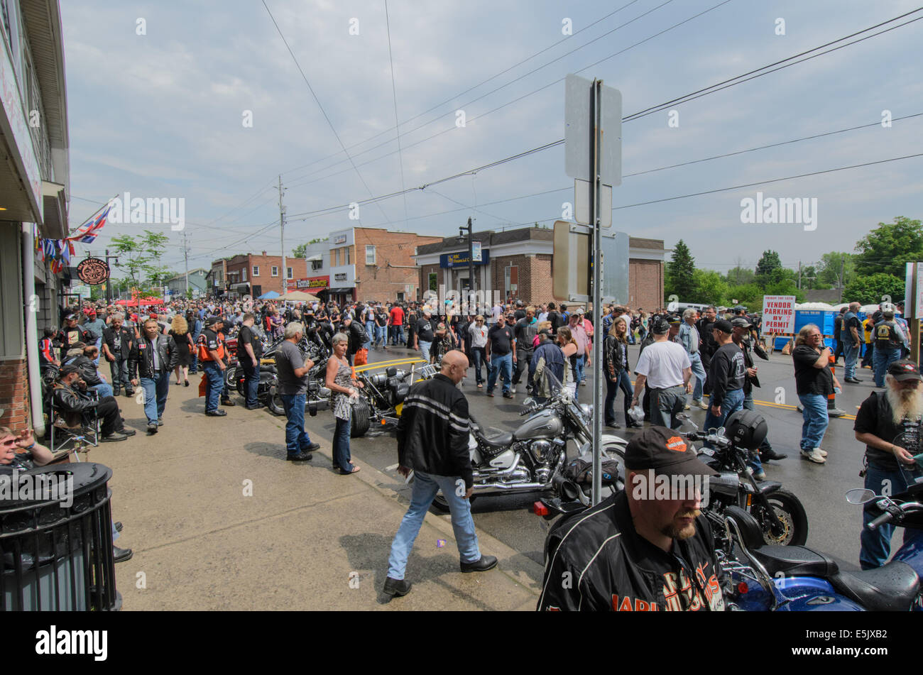 I partecipanti a piedi giù per la strada principale nel porto di Dover, Ontario, Canada durante il 'Fiday tredicesimo' moto raduno. Foto Stock