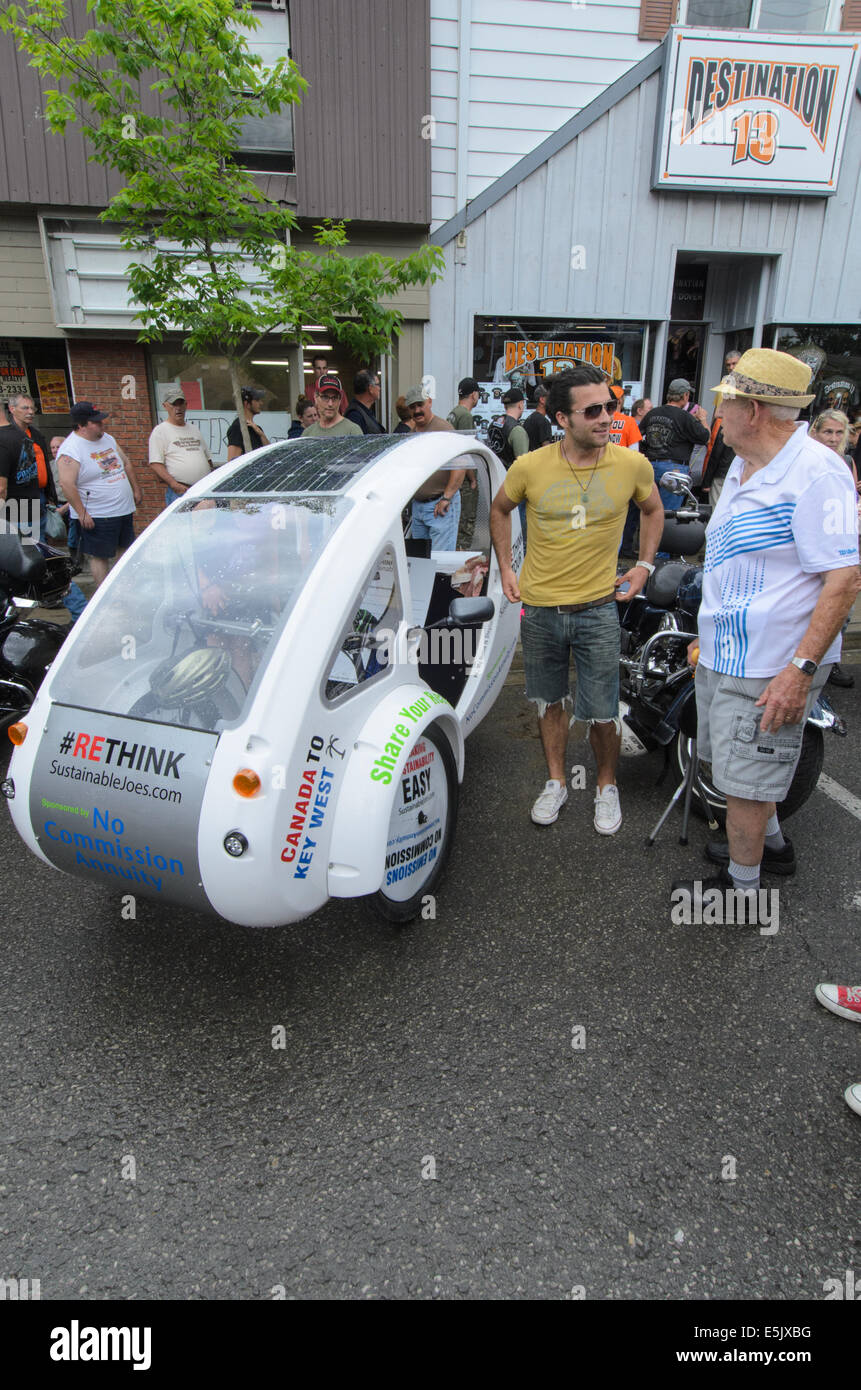 Energia solare e pedale powered trike sul display al 'venerdì il tredicesimo' moto raduno nel porto di Dover, Ontario, Canada. Foto Stock