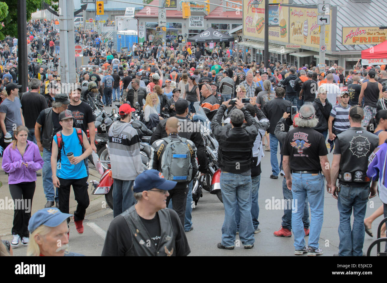 Vista la folla sulla strada principale del porto di Dover, Ontario, Canada, durante il 'venerdì il tredicesimo' moto raduno. Foto Stock