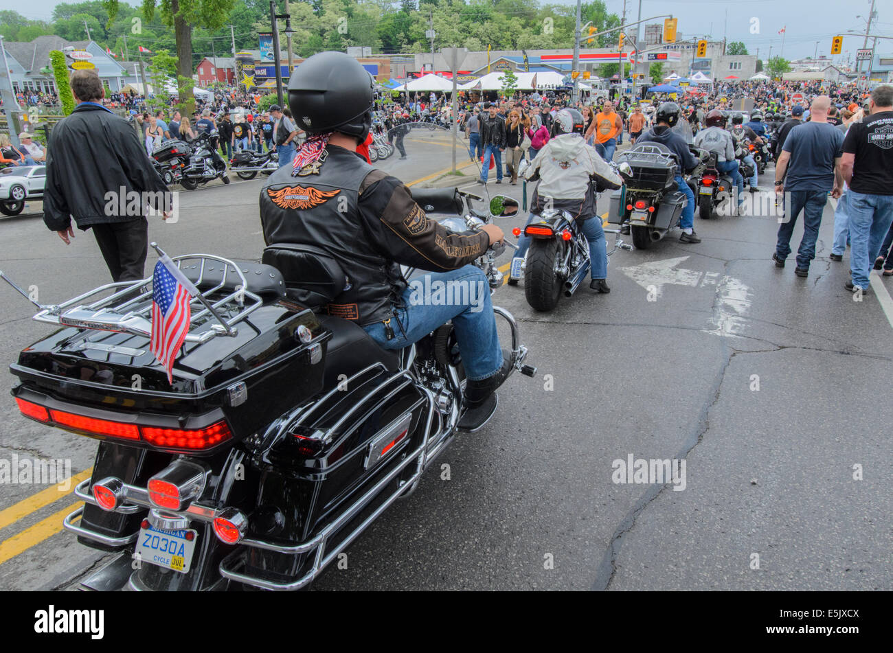 Linea di motociclisti fino a ottenere la possibilità di passare attraverso un approccio fortemente congestionato intersezione all''venerdì il tredicesimo' moto raduno nel porto di Dover, Ontario, Canada. Foto Stock