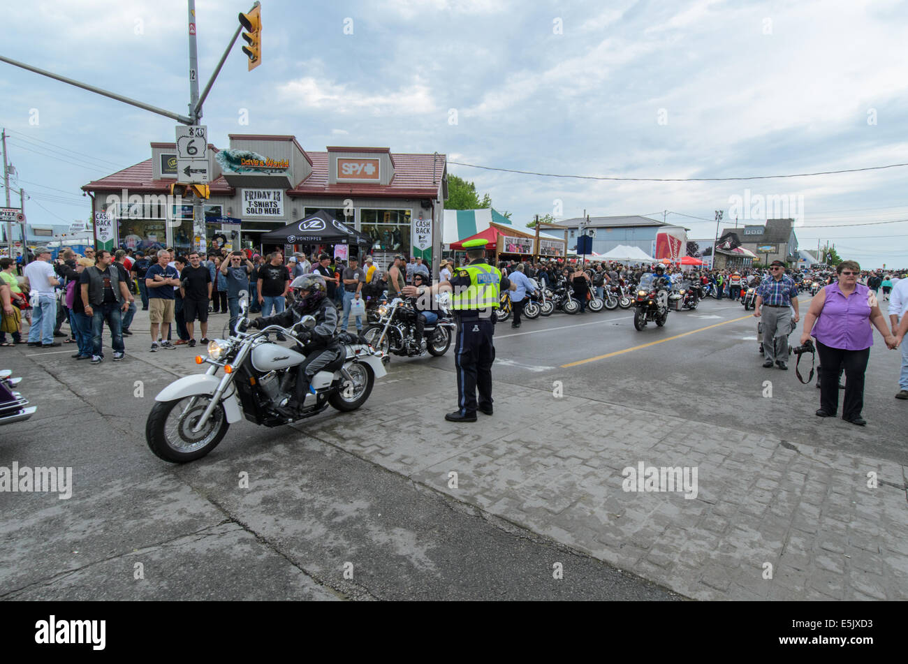 Ontario provinciale degli ufficiali di polizia del traffico diretto durante il 'venerdì il tredicesimo' moto raduno nel porto di Dover, Ontario, Canada. Foto Stock