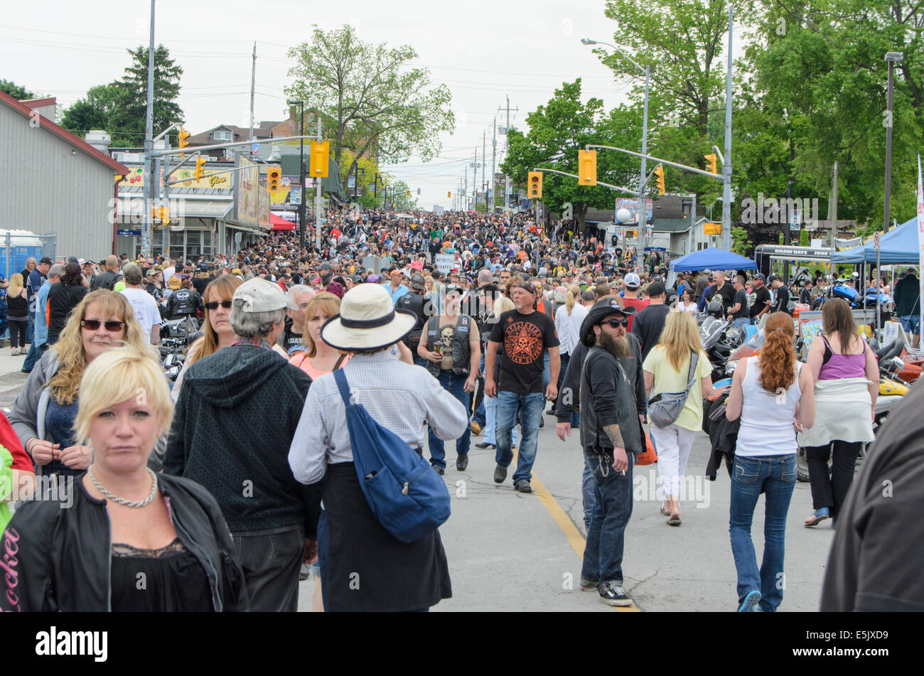 Vista la folla che frequentano il 'venerdì il tredicesimo' moto raduno nel porto di Dover, Ontario, Canada. Foto Stock