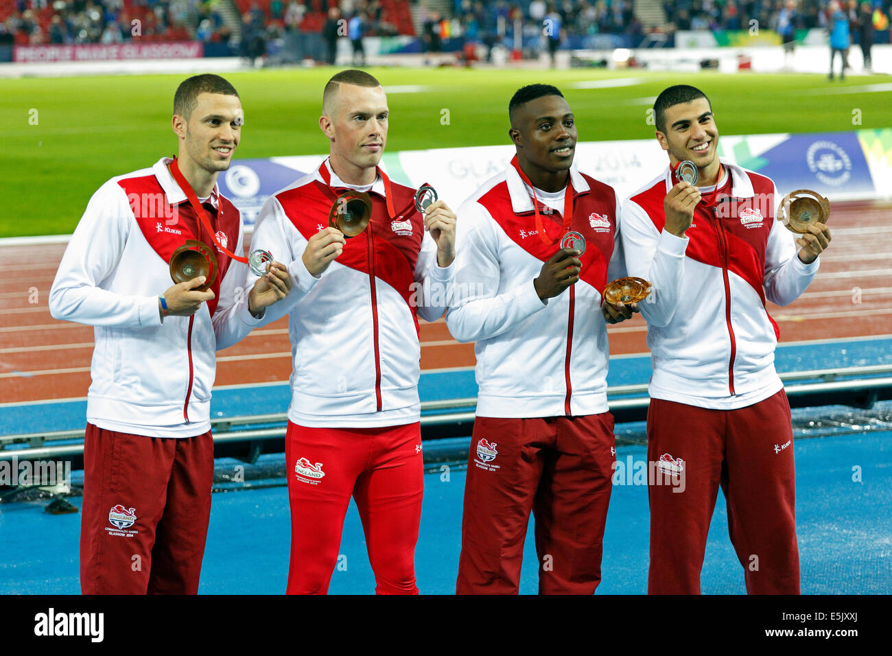 Hampden Park, Glasgow, Scozia, Regno Unito, sabato, 2 agosto 2014. Glasgow 2014 Commonwealth Games, relè da 4 x 100 m per uomini, cerimonia delle Medaglie, vincitori della medaglia d'argento Inghilterra. Da sinistra a destra. Danny Talbot, Richard Kilty, Harry Aikines-Aryeetey e Adam Gemili Foto Stock