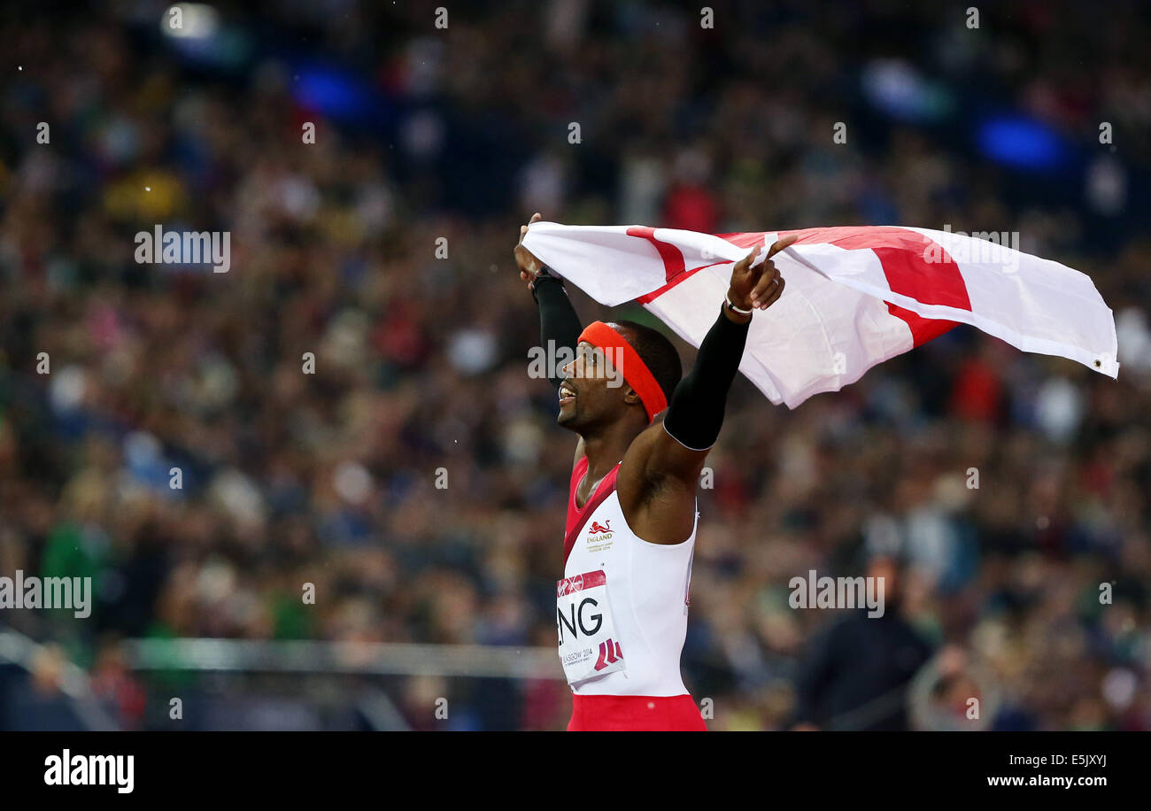 Glasgow. 2 agosto, 2014. Un atleta di Inghilterra celebra dopo gli uomini 4x400m finale del relè di atletica a 2014 Glasgow Giochi del Commonwealth in Hampden Park a Glasgow in Scozia il 2 agosto 2014. In Inghilterra ha vinto la medaglia d'oro con un tempo di 3 minuti e 0,46 secondi. Credito: Han Yan/Xinhua/Alamy Live News Foto Stock