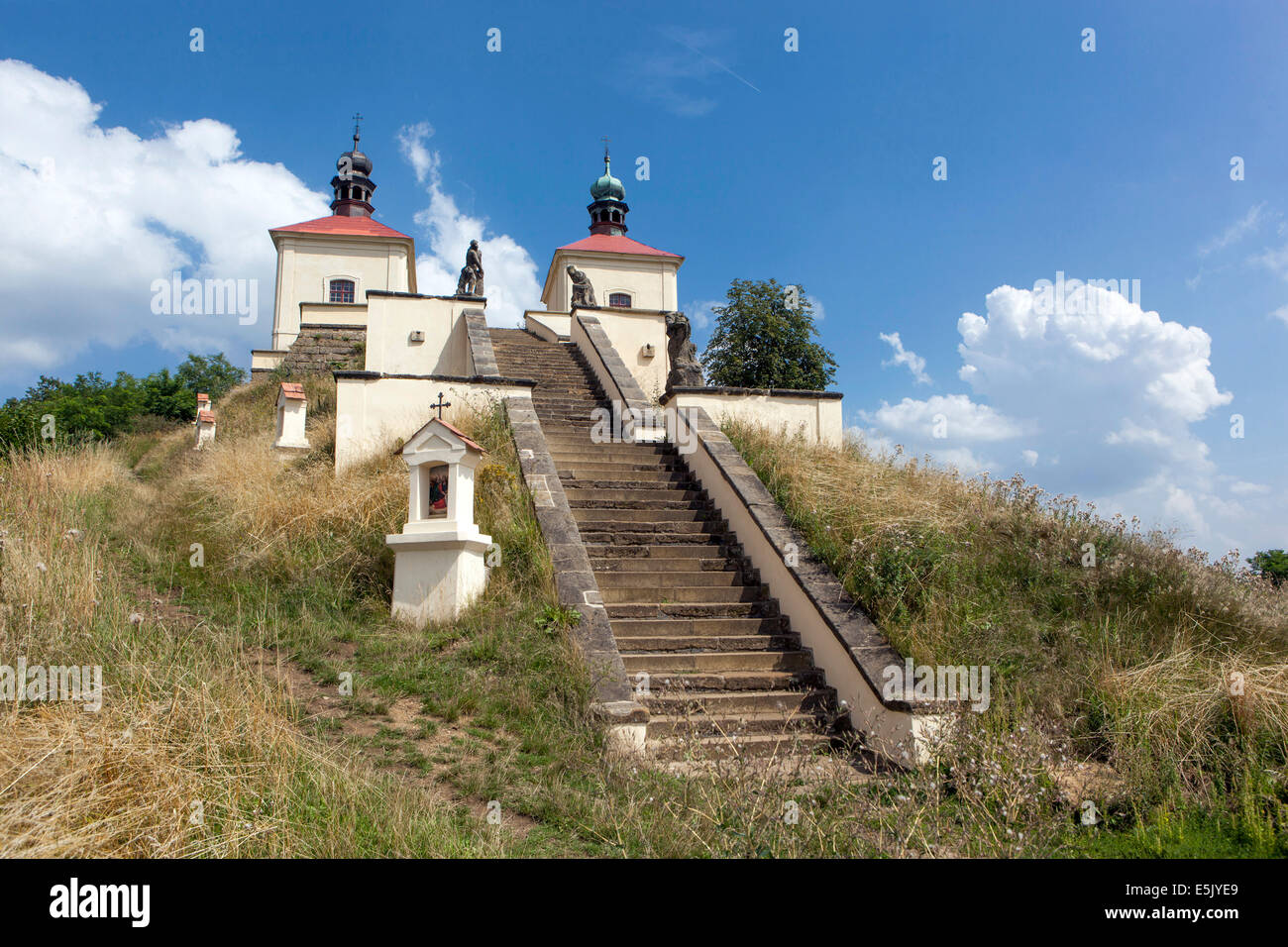 Luogo romantico, Spiritualità Barock Chapel Esaltazione della Santa Croce pellegrinaggio Calvario Hill Steps Central Bohemian Highlands Ostre Repubblica Ceca Foto Stock