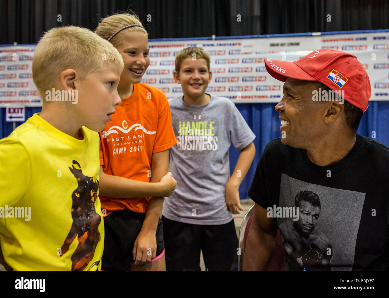 Cleveland, Ohio, USA. 02Aug, 2014. Il pugilato grande " " zucchero "' Ray Leonard firma autografi durante la trentacinquesima sport nazionale collezionisti convenzione presso il Centro X. I cinque giorni di spettacolo, il più grande del suo genere nel paese, a cui sono attesi più di 40.000 partecipanti. Tra le offerte sono in persona autografo ingaggi da più di 100 celebrità dello sport, nonché le schede di Sport, giocattoli, gioco-utilizzate maglie e una cornucopia di altri cimeli da collezione. © Brian Cahn/ZUMA filo/Alamy Live News Foto Stock