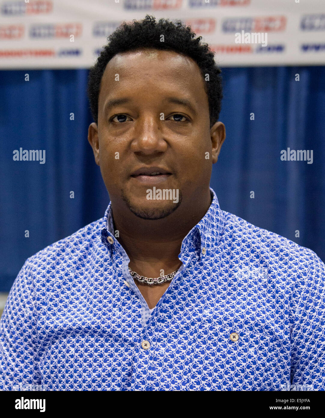 Cleveland, Ohio, USA. 02Aug, 2014. MLB pitching grande PEDRO MARTINEZ firma autografi durante la trentacinquesima sport nazionale collezionisti convenzione presso il Centro X. I cinque giorni di spettacolo, il più grande del suo genere nel paese, a cui sono attesi più di 40.000 partecipanti. Tra le offerte sono in persona autografo ingaggi da più di 100 celebrità dello sport, nonché le schede di Sport, giocattoli, gioco-utilizzate maglie e una cornucopia di altri cimeli da collezione. © Brian Cahn/ZUMA filo/Alamy Live News Foto Stock