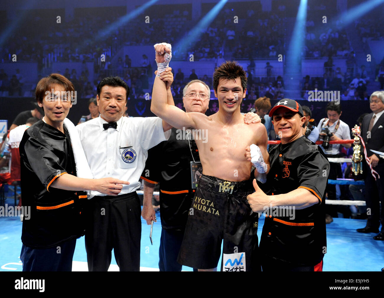 Kyoto, Giappone. 22 Maggio, 2014. (L-R) Yuichi Kasai, Yuji Fukuchi, Miguel Diaz, Ryota Murata (JPN), Ismael Salas Boxe : Ryota Murata del Giappone celebra con i suoi formatori dopo aver vinto la 10R middleweight bout a Shimazu Arena Kyoto a Kyoto, Giappone . © Mikio Nakai/AFLO/Alamy Live News Foto Stock