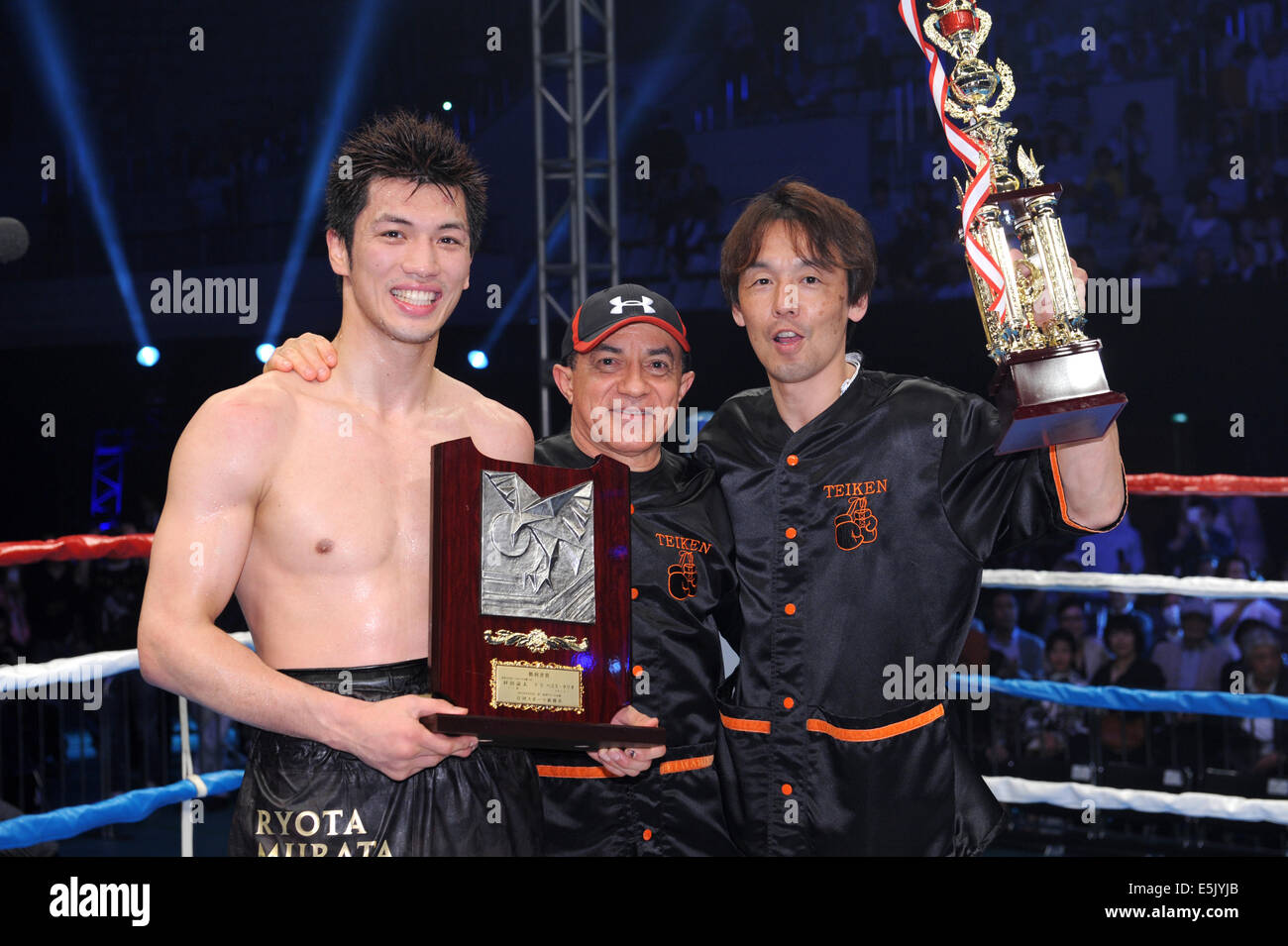 Kyoto, Giappone. 22 Maggio, 2014. (L-R) Ryota Murata (JPN), Ismael Salas, Yuichi Kasai Boxe : Ryota Murata del Giappone pone con i suoi formatori Ismael Salas e Yuichi Kasai dopo aver vinto la 10R middleweight bout a Shimazu Arena Kyoto a Kyoto, Giappone . © Mikio Nakai/AFLO/Alamy Live News Foto Stock