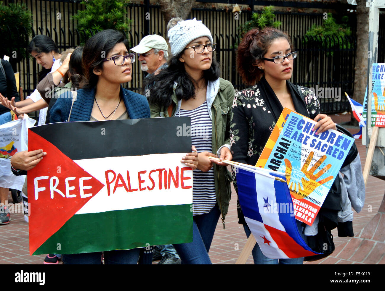 San Francisco, CA, Stati Uniti d'America. 2 agosto, 2014. Latino la donna nella missione di distretto Israele protesta bombardamenti di Gaza e Stati Uniti la deportazione di South American bambini sulla frontiera USA. Oltre 1000 prevalentemente Latino donne hanno protestato la disumanità dei bombardamenti di Israele di chrildren nella Striscia di Gaza e di noi la deportazione di South American chilren su di noi frontiera messicana. Credito: Bob Kreisel/Alamy Live News Foto Stock