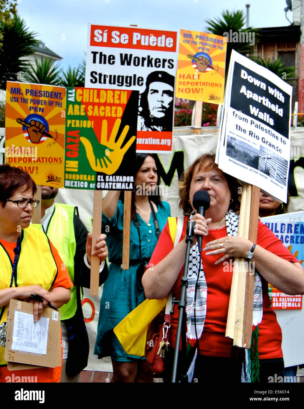 San Francisco, CA, Stati Uniti d'America. 2 agosto, 2014. Le donne ci protesta espulsione degli immigrati e di Israele nella Striscia di Gaza bombardamenti. Questi la maggior parte Latino le donne portano i segni di fermare la deportazione dei bambini da parte di Honduras, Messico, El Savador e Guatemala e protestare contro l apartheid dalla Palestina al Rio Grande Credito: Bob Kreisel/Alamy Live News Foto Stock