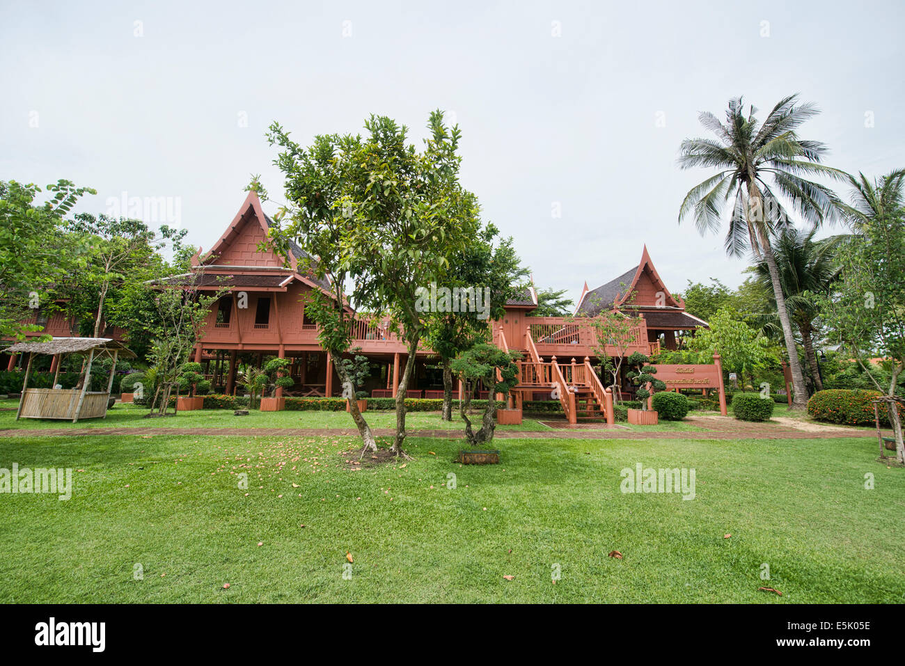 Casa Tradizionale Thailandese in Rama II Park, Samut Songkhram, Thailandia Foto Stock