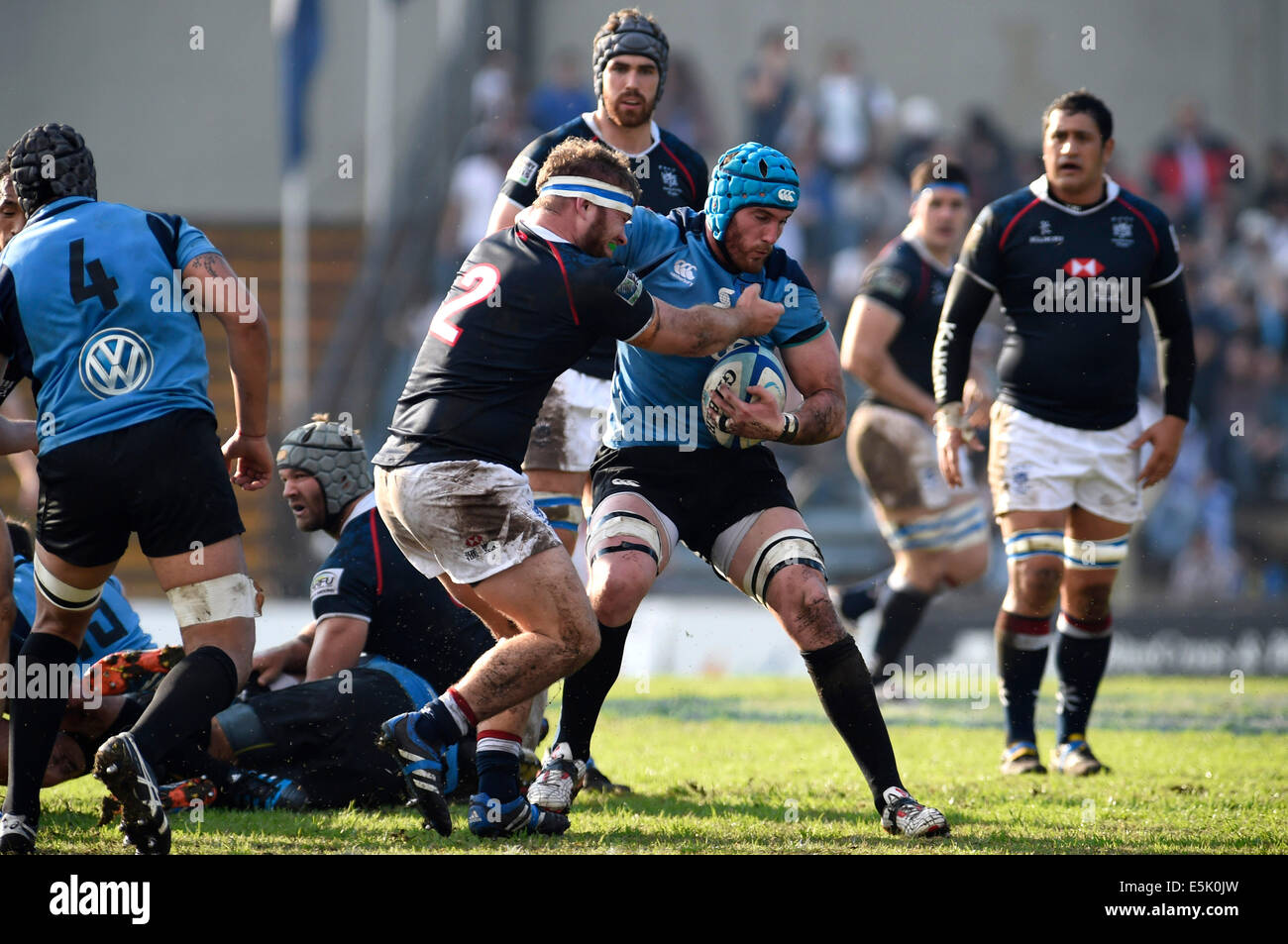 Montevideo. 2 agosto, 2014. Matias Palomeque (C-R), della squadra di rugby di Uruguay, il sistema VIES per la palla con Alexander James Harris (C-L), della squadra di rugby del cinese di Hong Kong, durante la semifinale partita dei playoff per il 2015 Coppa del Mondo di Rugby, tenutosi a Charrua Stadium di Montevideo, capitale dell'Uruguay, il Ago 2, 2014. Credito: Nicolas Celaya/Xinhua/Alamy Live News Foto Stock