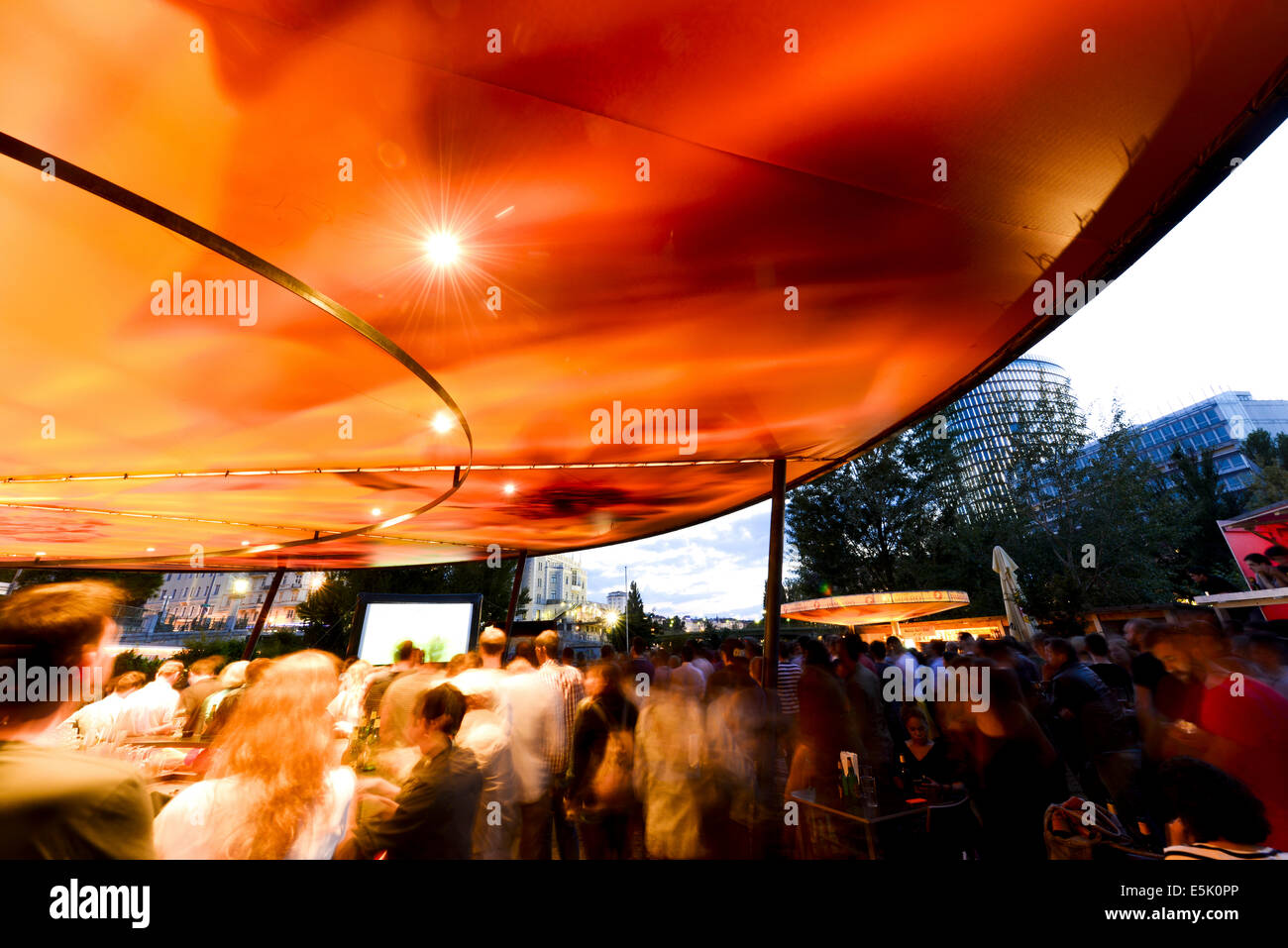 Vienna, Canale del Danubio, il Beach Bar Hermann, la visualizzazione pubblica Foto Stock