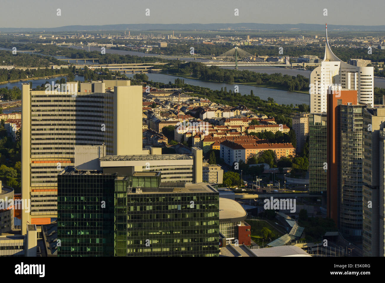 Vienna Danube City, UNO-City, Torre Neue Donau dall architetto Harry Seidler, il fiume Danubio Foto Stock