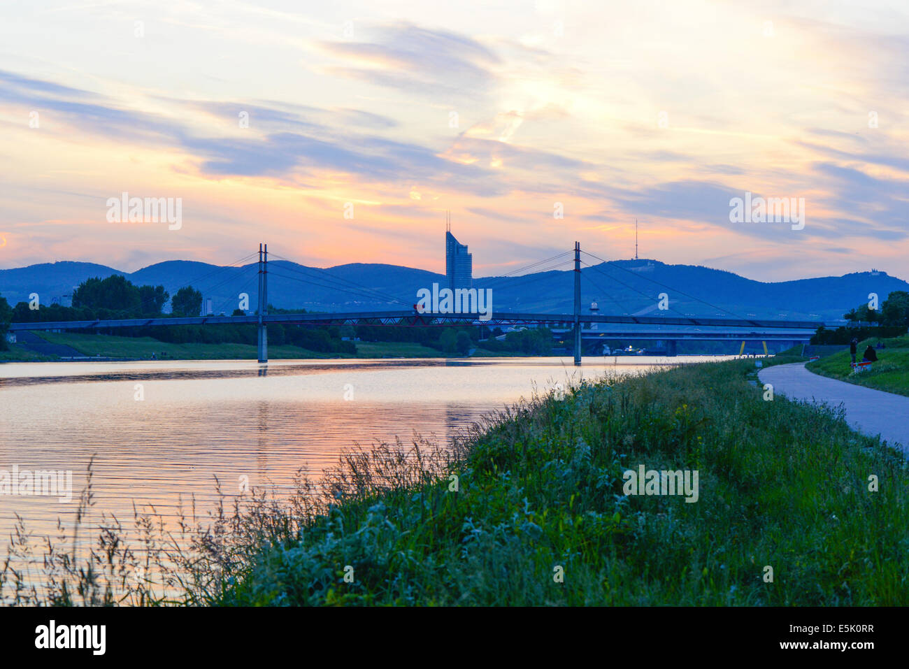 Vienna, DC-torre, Millenniumstower, nuovo sul fiume Danubio Foto Stock