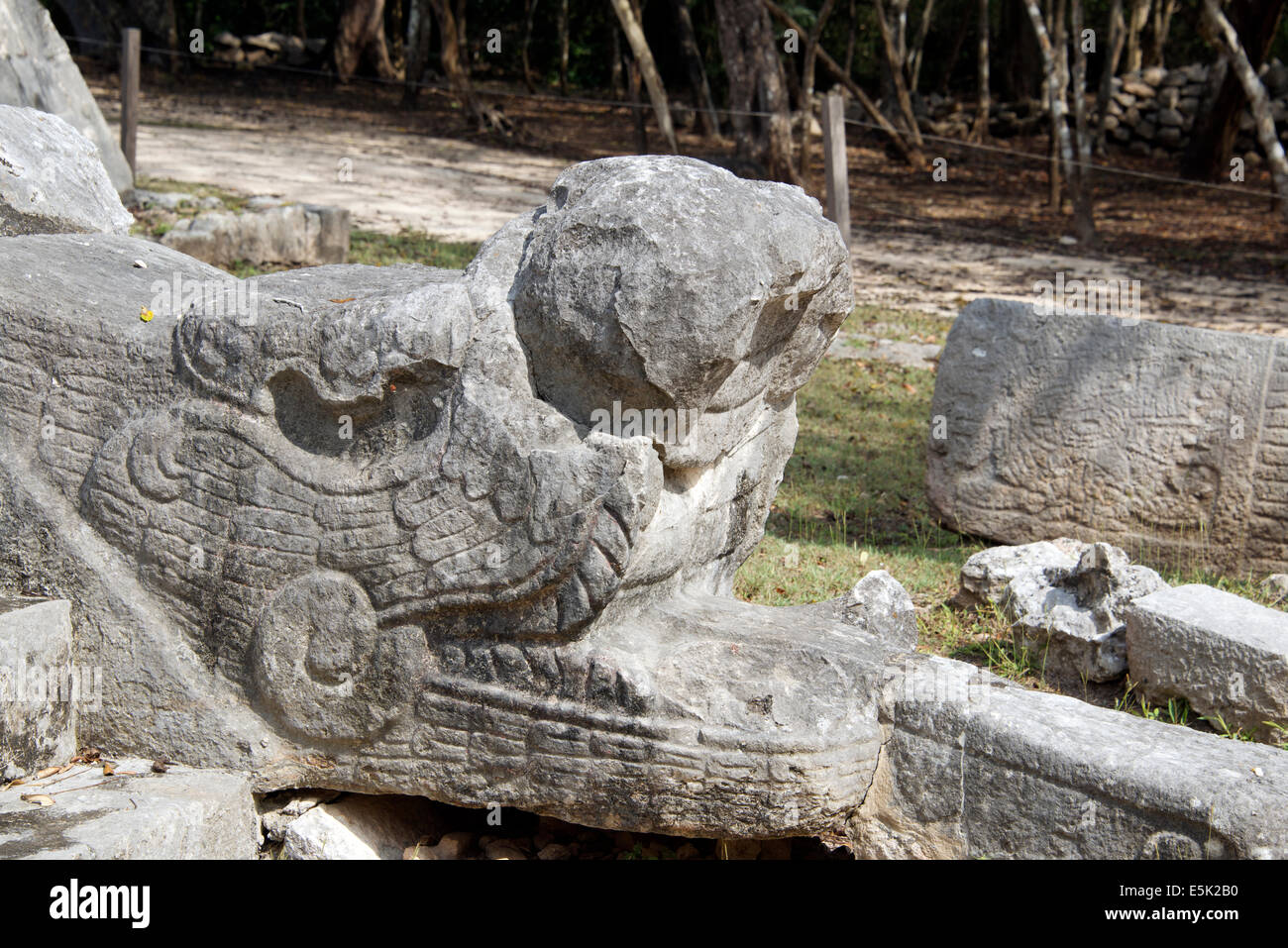 Pietra testa di serpente La Osario o Bonehouse Chichen Itza Yucatan Messico Foto Stock