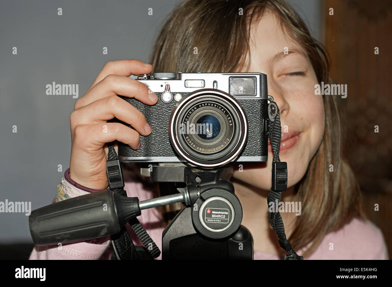 Giovane fotografo di scattare una foto con una Fuji X100 fotocamera digitale Foto Stock