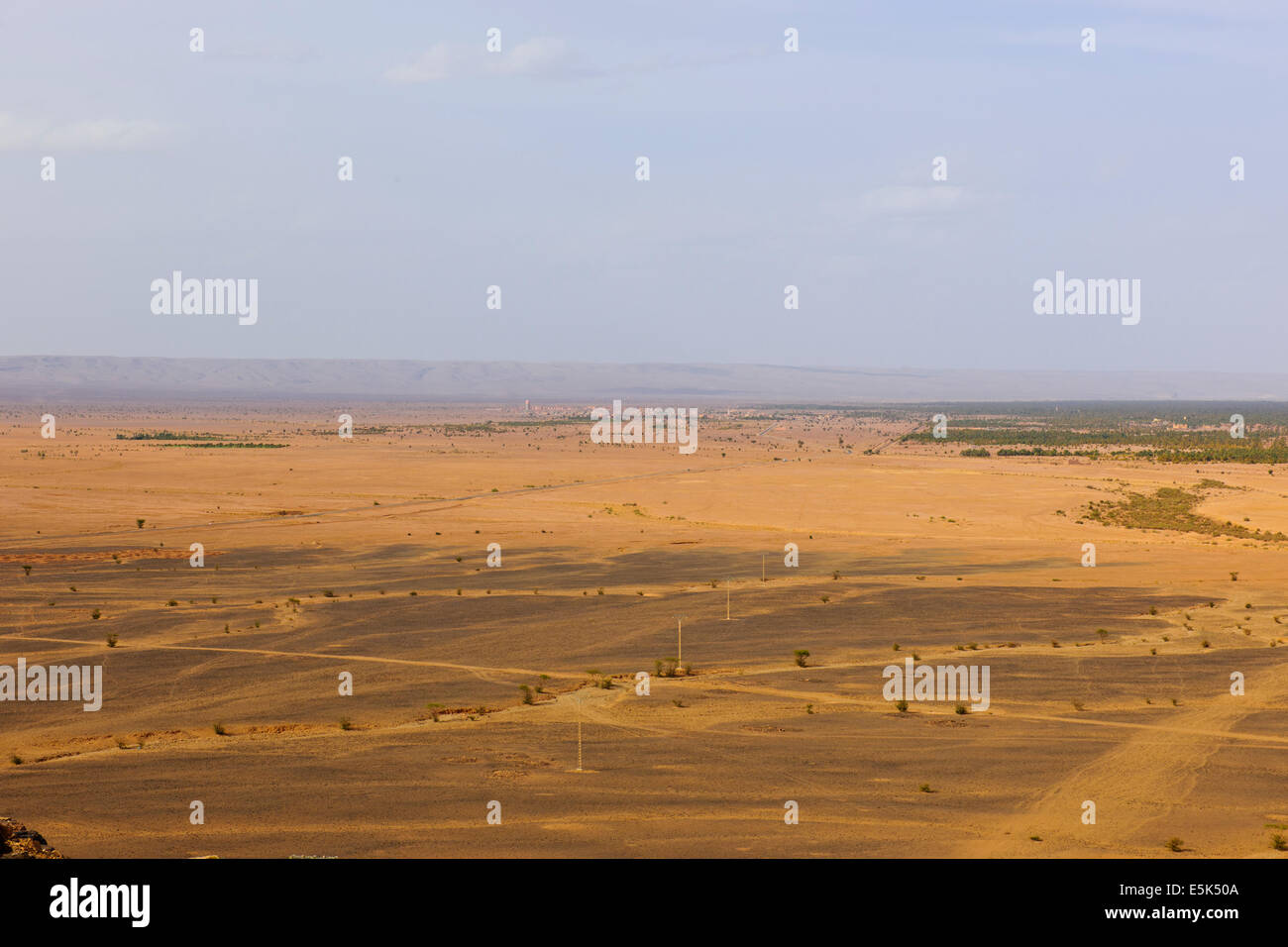Beni-Hayoun Plains,lussureggianti Palmeraies,Paolo Street,Travel & fotografo di paesaggio,Sud del Marocco,confina deserto del Sahara, Algeria Foto Stock