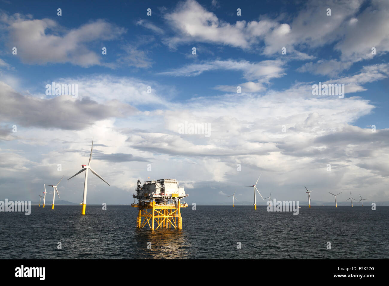 Gwynt y Mor del parco eolico offshore al largo delle coste del Galles del Nord durante la fase di costruzione della primavera 2014 Foto Stock